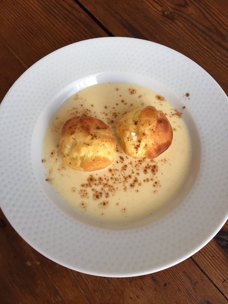 Marcos_Feelcook's tweet photo. Buñuelos de pasta choux, rellenos de nata montada sobre crema inglesa.  
By escuela Hofmann https://t.co/fqWQqQaeFr