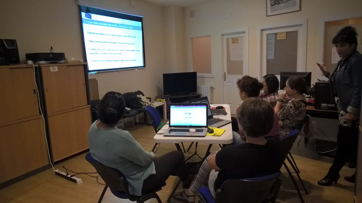 kizkur's tweet photo. Hoy #Digitalde acompañando @diversidadmujer en su formación para gestionar su presencia en #RedesSociales. https://t.co/8msFlrSbgU