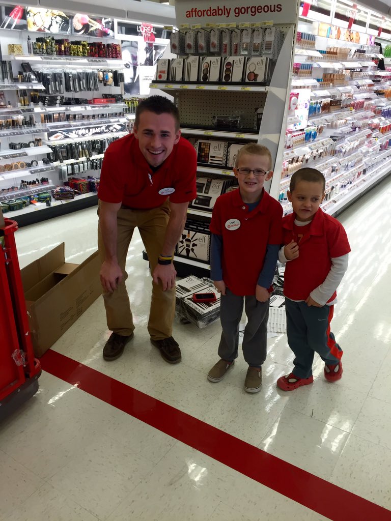ChrisSchaick's tweet photo. HR Josh taking care of all our hiring needs at T1247!!😀🎯
@caneswinch3 
#GreatTeam #StartThemYoung https://t.co/9tk3U8wZYY