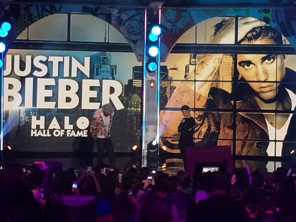 biebersmaniabr's tweet image. Justin recebendo o prêmio "Halo Hall Of Fame”, por conta de seu grande sucesso e boas ações👏
#MTVStars Justin Bieber