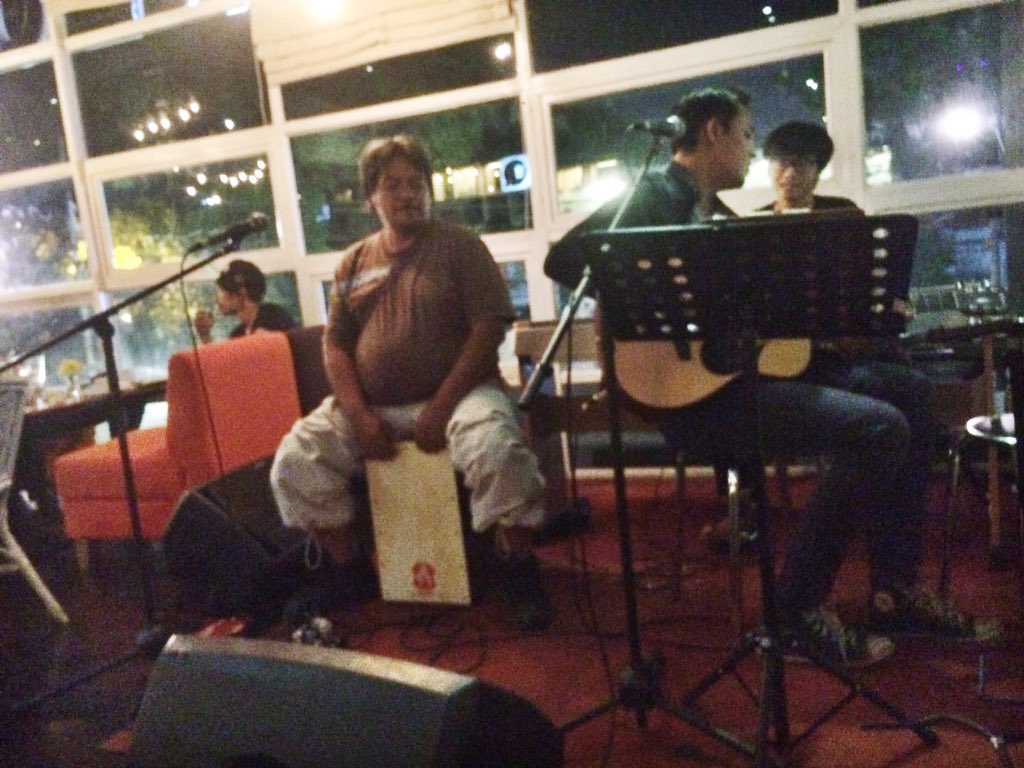 Kamarbelakang's tweet photo. Malam ini seru banget kita nyanyi bareng sama temen temen &amp; owner dari @CafeReunion !! See u next week guys! https://t.co/WqzATAhuhg