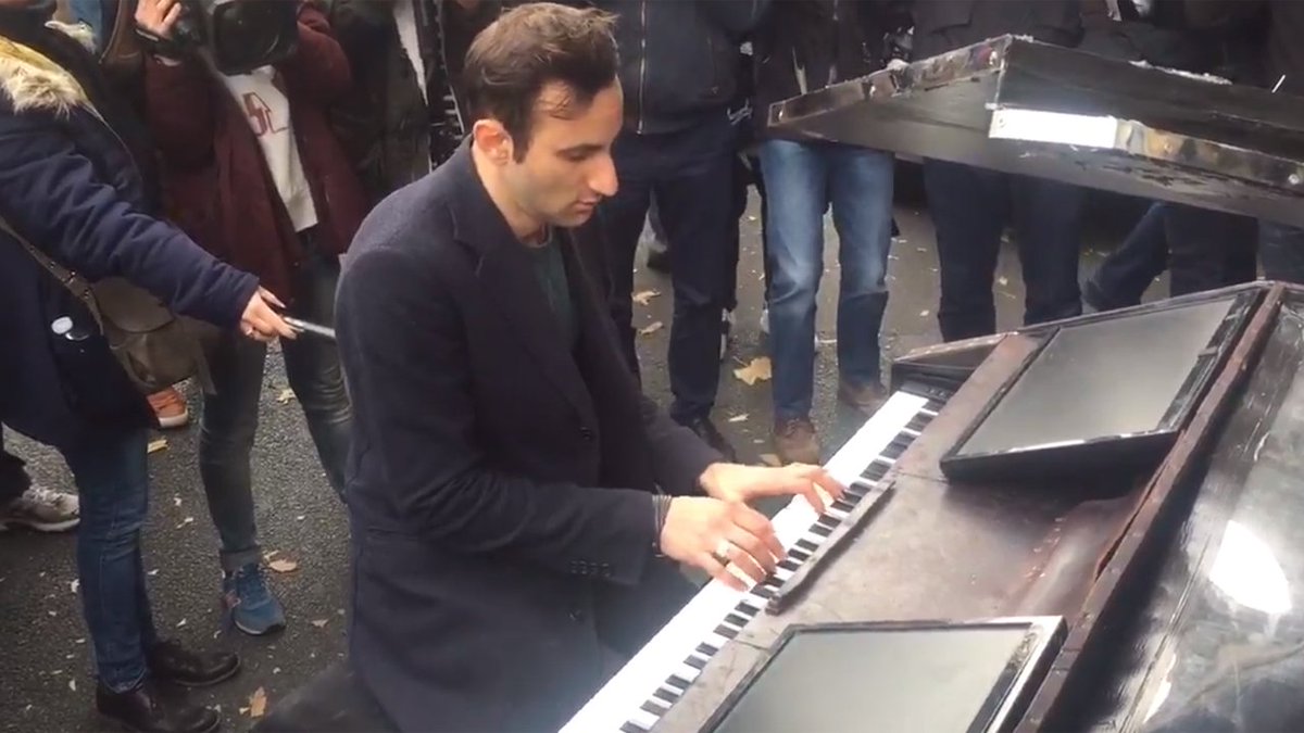 eltreceoficial's tweet photo. Un pianista francés tocó Imagine en las puertas de #Bataclan como homenaje a las víctimas https://t.co/cCa994m4xd https://t.co/gGpkNcZRDm