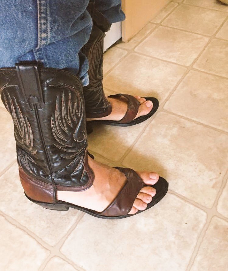 Southpaw_wino's tweet photo. @blakeshelton it was a wishing, flip flop booooot. π€ Happy Saturday. @nbcsnl #wishingboot https://t.co/jCCiPer6YW