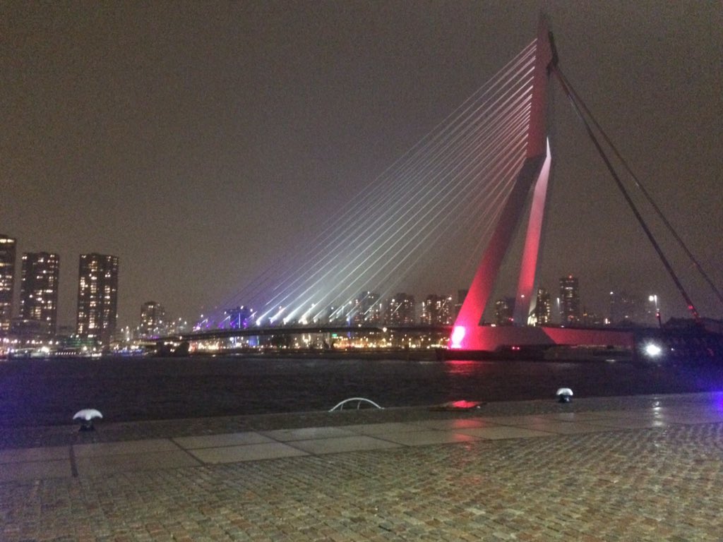 De Erasmusbrug is de komende dagen verlicht in het Franse blauw-wit-rood rotterdam.nl/fransedriekleu… #Parijs