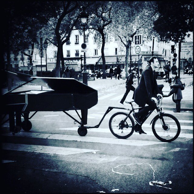kamelboudra's tweet photo. Il transporte son piano pour jouer devant le Bataclan https://t.co/rtPsPCRbmq