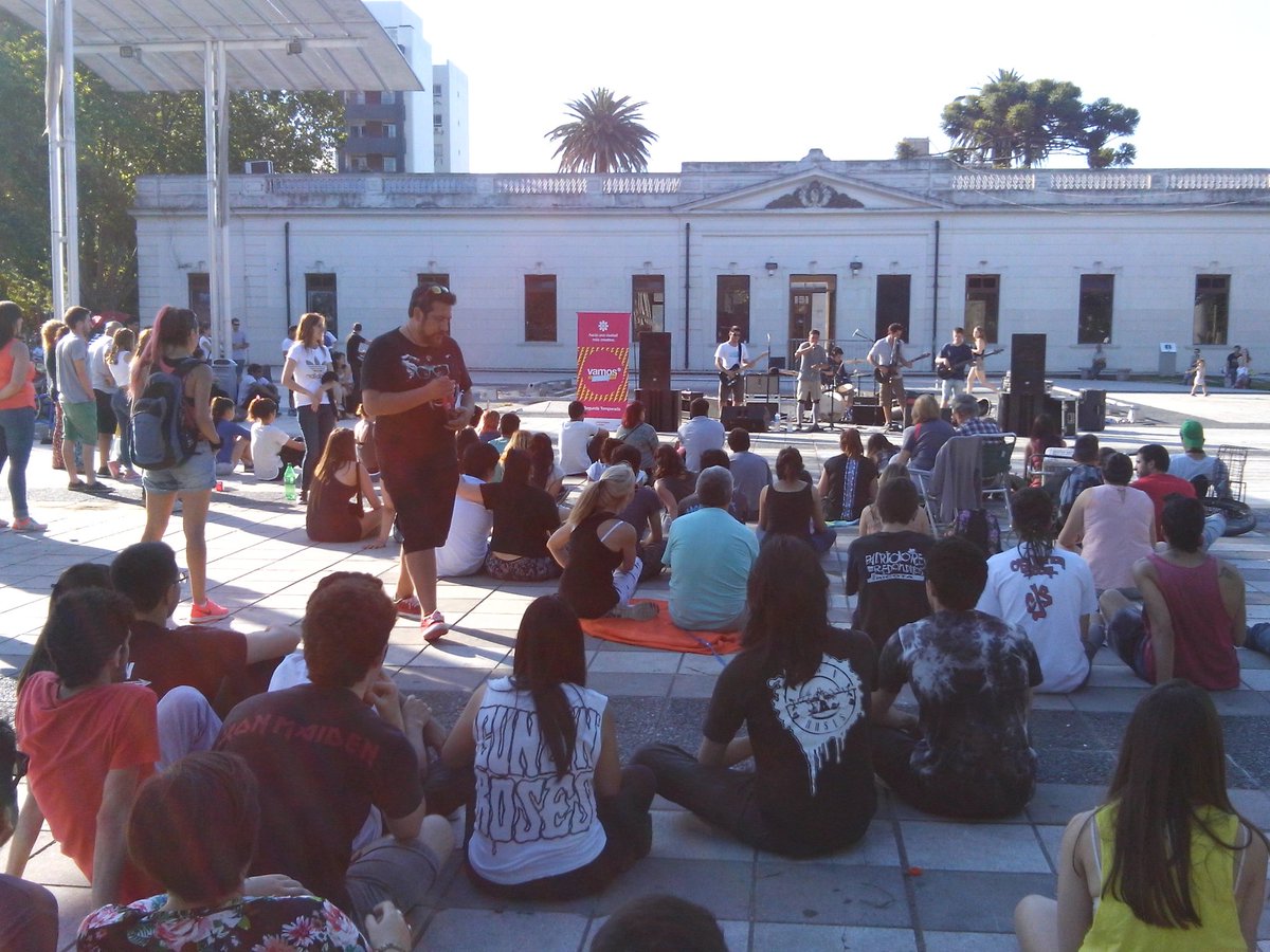 Los chicos de #LaEncordada en la #SemifinalRock de #VamosLasBandas en #PlazaMalvinas
