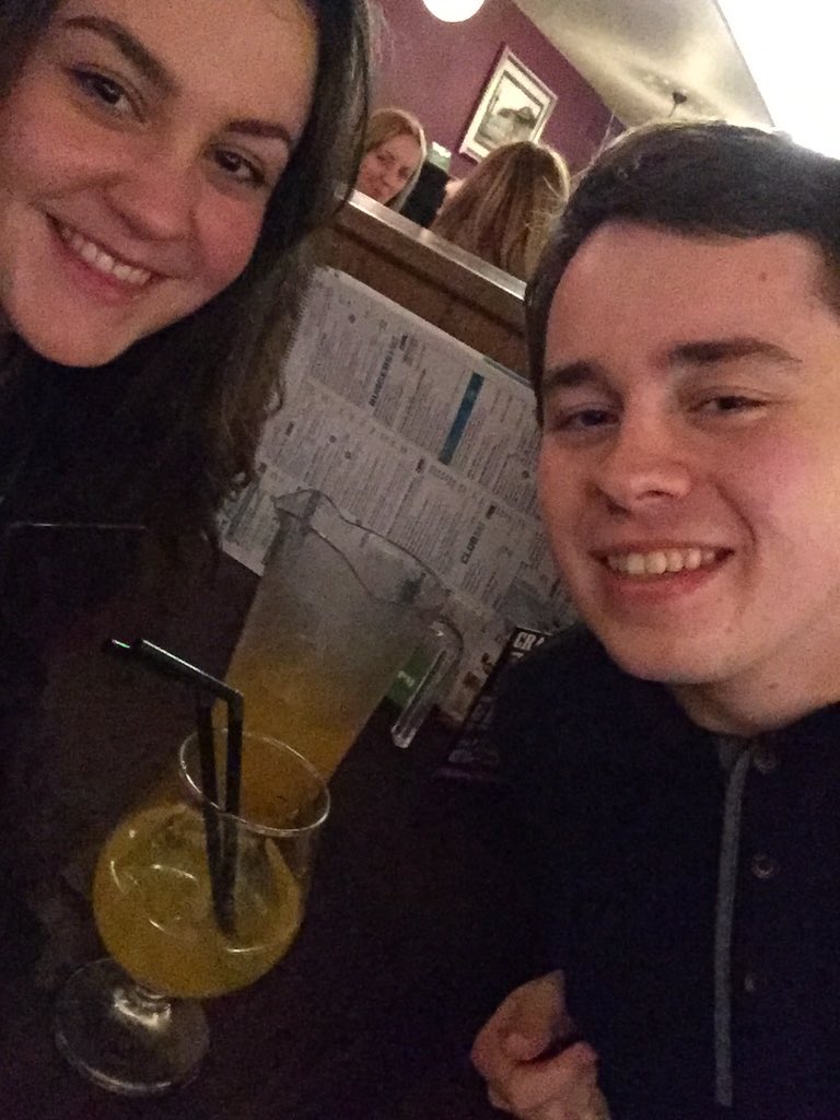 Amielw_'s tweet photo. Couple dates to wetherspoons #stayclassy https://t.co/C6f5UD95Jo