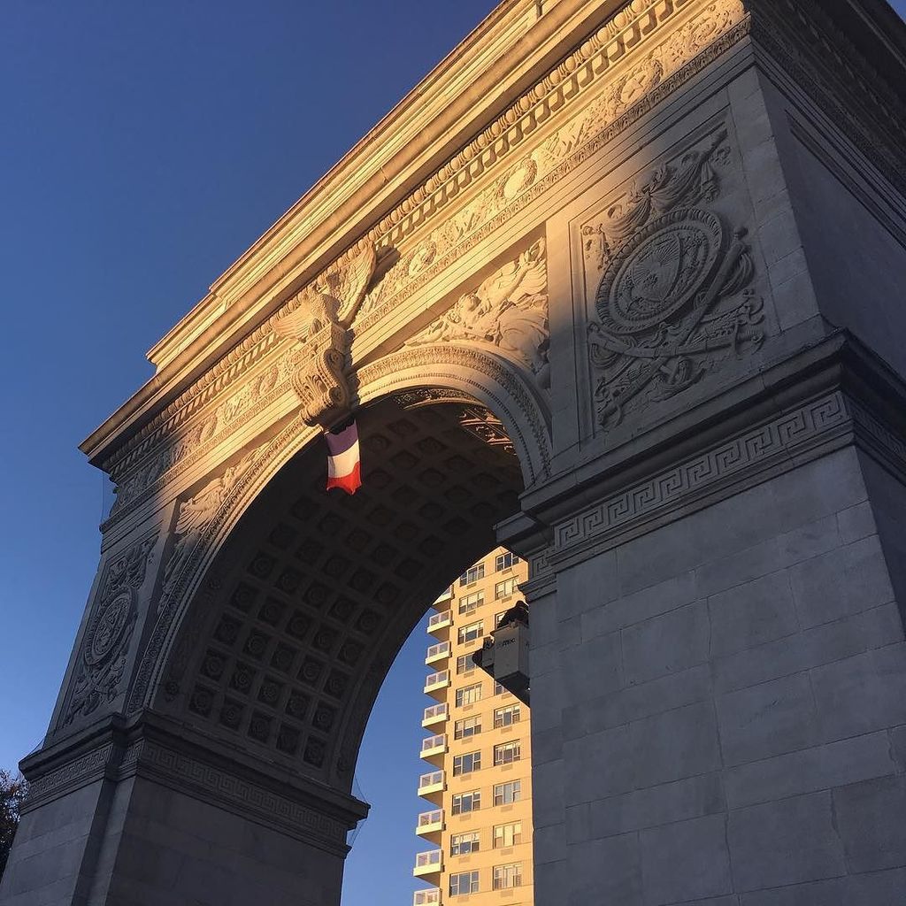 RafiAndOlga's tweet photo. Today #NYC stands with #Paris 🇺🇸❤️🇫🇷 https://t.co/IZqtVfx3KM https://t.co/GkT8Vf4sxv