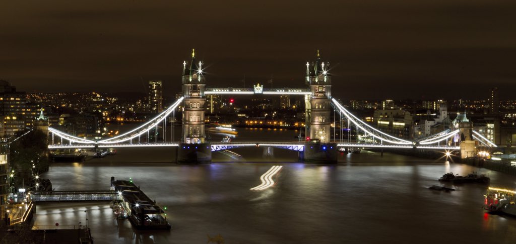 Unique_Pictures's tweet photo. London's Tower Bridge showing the colours of the French flag in solidarity with France after the attacks in Paris https://t.co/vwi136Z1WA