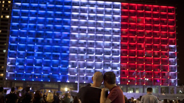World turns blue, white and red for #France #PrayForPeace bit.ly/1O8ZV5A?utm_me… https://t.co/8sxupPP1LA