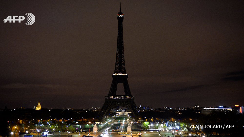 afpfr's tweet photo. #ParisAttacks Paris:bars et restaurants à moitié vides, voire quasi déserts. EN DIRECT https://t.co/HWbzXlVeqz #AFP https://t.co/sh3KTlXMN0