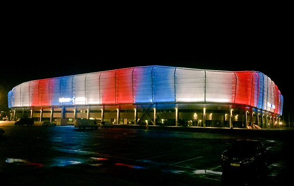 TelenorNorge's tweet photo. Telenor Arena i kveld - en hilsen til Paris #Tricolore https://t.co/HzxTvF7Lp6