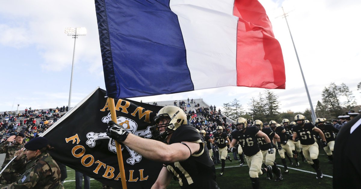 Army football team brings French flag onto field at West Point huff.to/1SQorKn