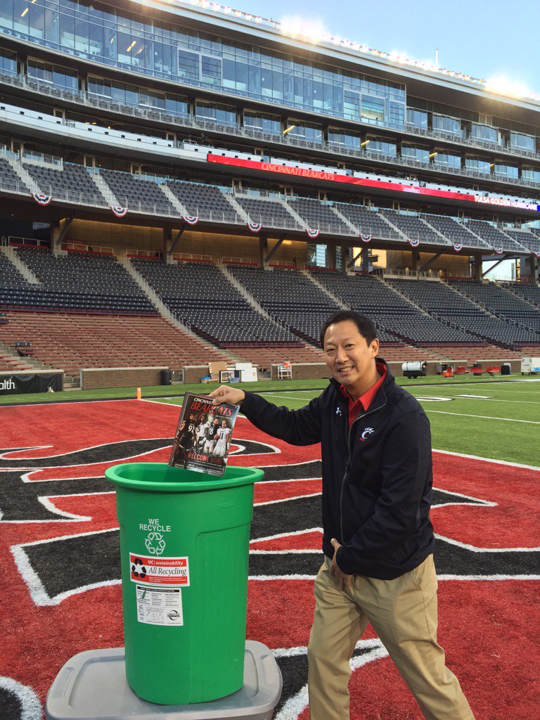 PrezOno's tweet image. &quot;We Do It&quot; at the #HottestCollegeinAmerica because we take sustainability seriously RT #GreenUC #LetsDoItRecycle