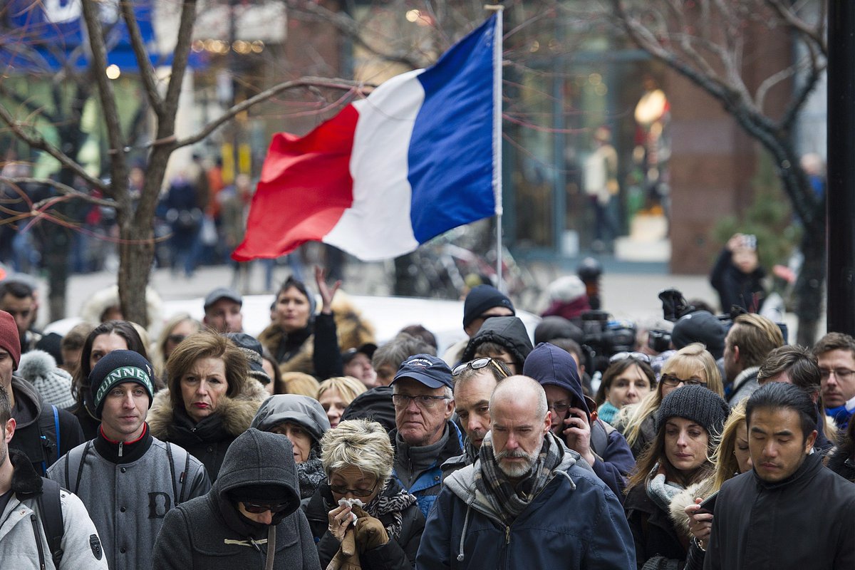 CTVNews's tweet image. 'Stand with Paris': Hundreds attend vigils in Toronto, Montreal ow.ly/UEJ3r