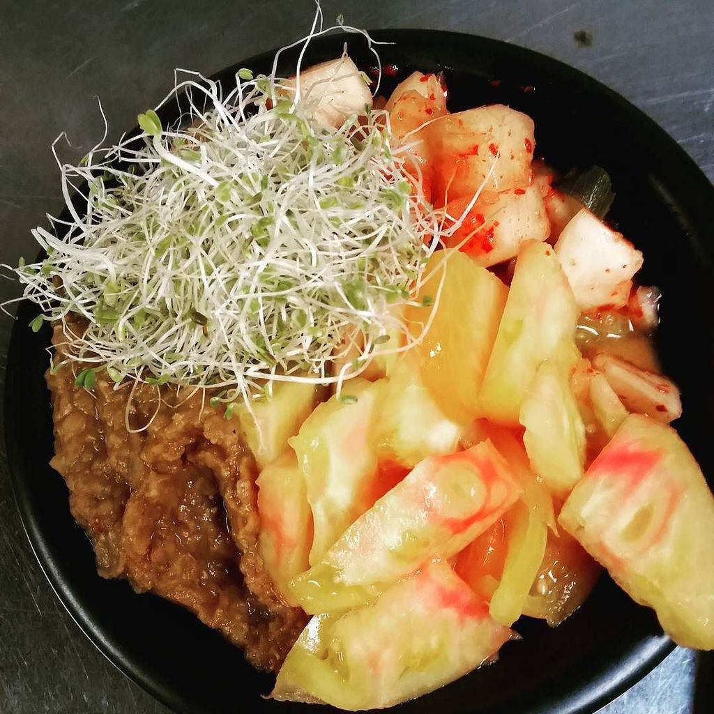 RisingVegan's tweet photo. Berbere lentils w/ tomatoes, sprouts # radish kimchi! #vegan #blackvegan #blackvegansofig #health #whatveganseat #f… https://t.co/Y4SvMwsHwj
