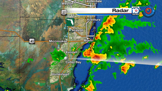 More heavy rain moving onshore in Dade County. @TrentAricTV has your forecast after the game. https://t.co/yP7Vuq8AkF