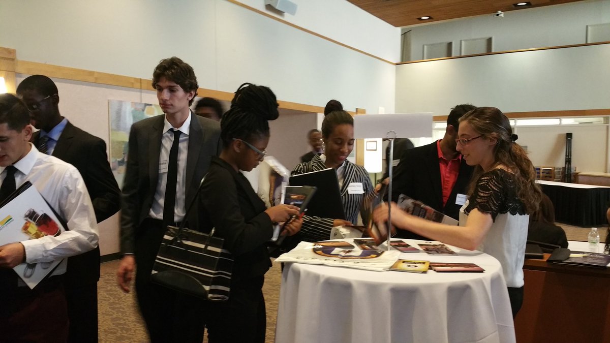 jdh0401's tweet photo. UD students networking at #udmecc today. https://t.co/TjsgJi2Ns8