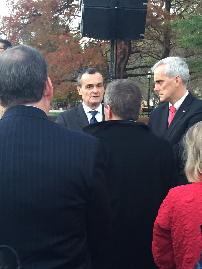 Many Washingtonians showing solidarity w #Paris under the gaze of Lafayette <a href="/EUintheUS/">European Union in the U.S.</a> <a href="/franceintheus/">Embassy of France in the U.S.</a> <a href="/GerardAraud/">Gérard Araud</a>