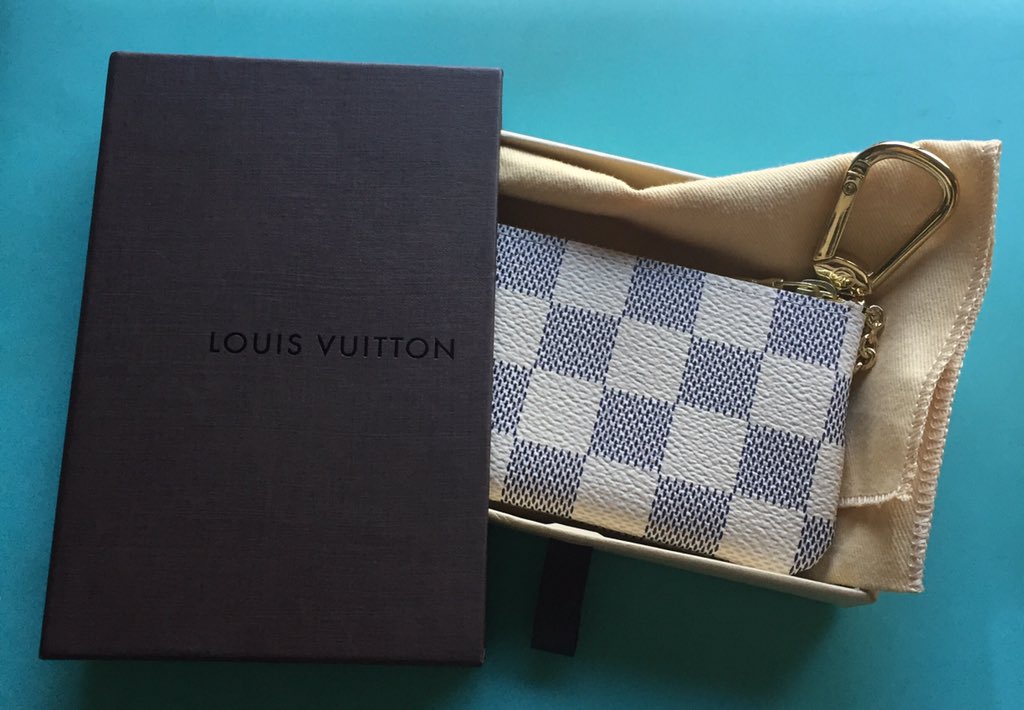 helloconniew's tweet image. I was never a huge #LouisVuitton fan growing up, but I looove how low maintenance their canvas is. #keypouch