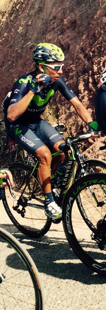 JV_Vidal15's tweet photo. Buena foto de @NairoQuinCo refrescándose en @lavuelta durante la subida a la Cresta del Gallo @Movistar_Team https://t.co/00ImGJZB6E