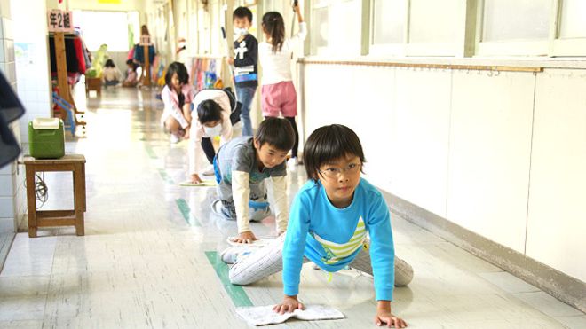 bbcbrasil's tweet photo. #MAISLIDAS No Japão, alunos limpam banheiro da escola para aprender a valorizar patrimônio https://t.co/7BIObRUC7p https://t.co/Sc1bcjCJ1u