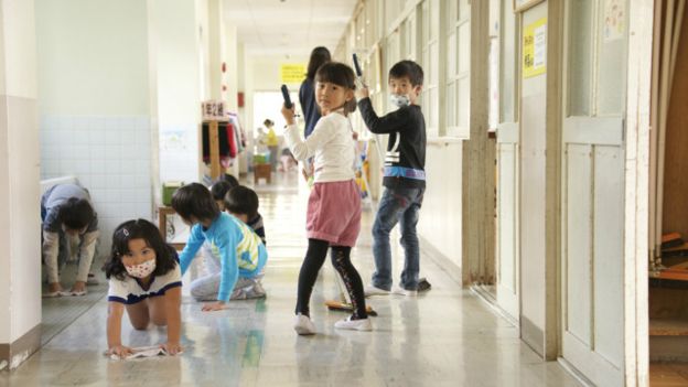 bbcbrasil's tweet photo. #MAISLIDAS No Japão, alunos limpam banheiro da escola para aprender a valorizar patrimônio https://t.co/7BIObRUC7p https://t.co/Sc1bcjCJ1u