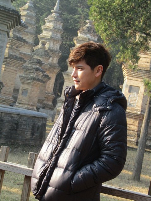 ผมสีน้ำตาล..ยามแดดกระทบ..ดูอ่อนโยนและจริงใจ.  #taoinxian