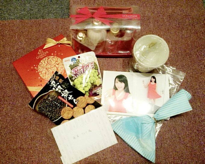 今日は撮影会だったよん&deg;.*\( &circ;o&circ; )/*.&deg; チャームさん、ファンの方がたありがとうございました(*>&omega;<*) プレゼントいただきました(*'&omega;' *) https://t.co/OjY2NU