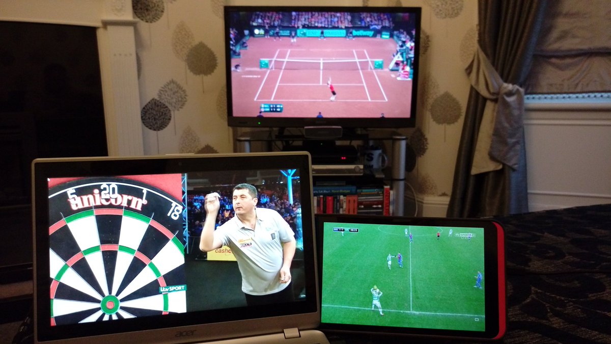 TomWatson1971's tweet photo. #CCPC15 #invcel #DavisCupFinal Love a bit of multitasking. https://t.co/BjihwpP2wE