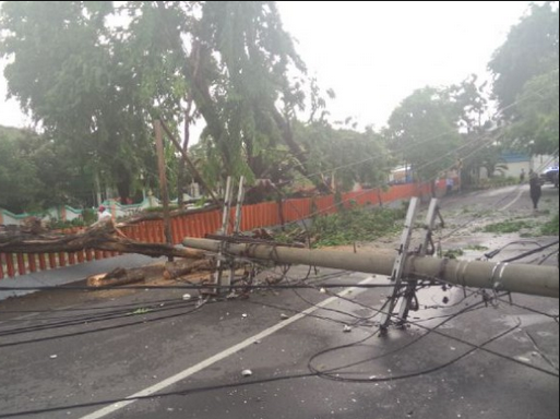 fisipolUP45's tweet photo. #energitoday Angin Kencang Robohkan Tiga Tiang Listrik di Purwokerto https://t.co/9WJwjrrEQQ https://t.co/JXyDOfD2dP