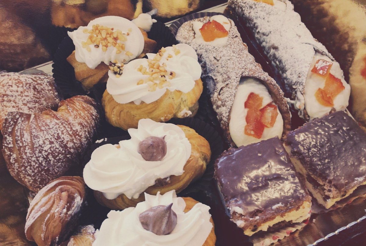 M_ariangela_'s tweet photo. Sweet Sunday โค
#onlybeautifulthings #sweetsforme #pasticcini #cannolisiciliani #bigne #adiosdieta ๐ https://t.co/OU9jUUTFM8