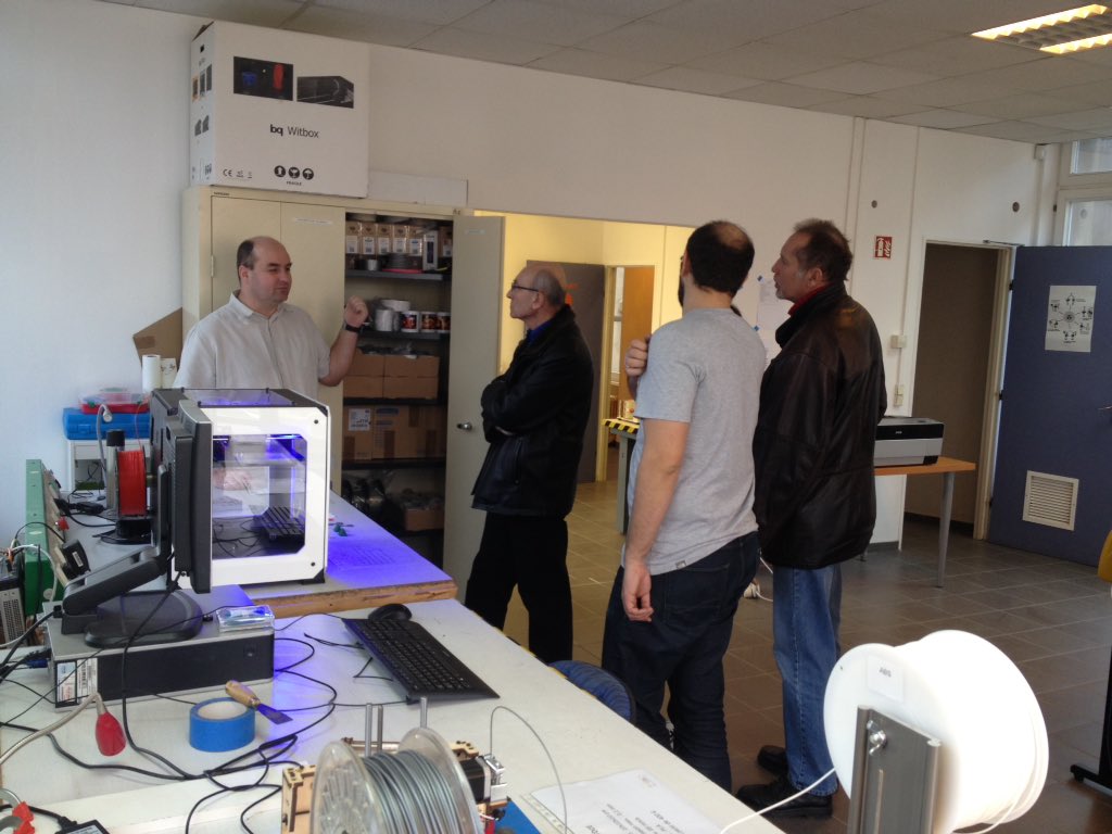 TechTicCo's tweet photo. Il pleut ! Rendez vous au #ThiLab : c'est portes ouvertes ! https://t.co/GZ3OIuNqsa