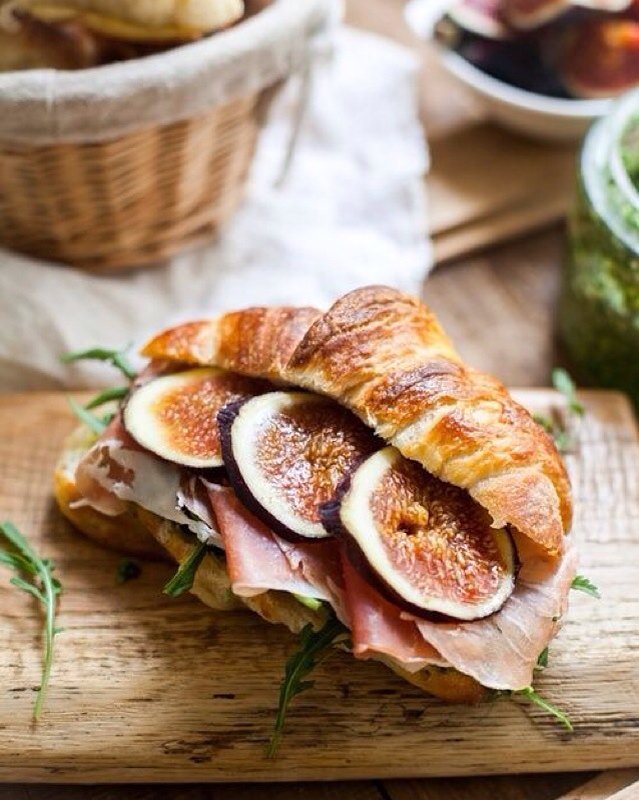 ABSOLUTEDU's tweet photo. #BreakfastDeluxe: prueba un croissant de higos con prosciutto, acompáñalo con rúgula y salsa pesto! 🌟 #Foodie https://t.co/LVIPd6l4nz