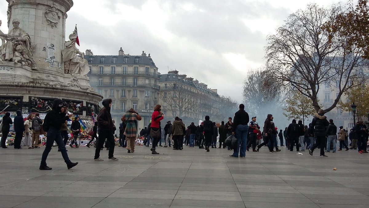 SMouillard's tweet photo. Des manifestants cagoulés viennent chercher des projectiles sur le mémorial aux victimes des attentats https://t.co/MjMQohRklY