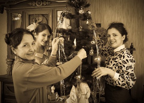 queensheadwilts's tweet photo. Putting up Xmas decs this pm  Come and join us &amp; wear your #Christmas jumper, post to Facebook &amp; receive free drink! https://t.co/Eq0wolHrBY