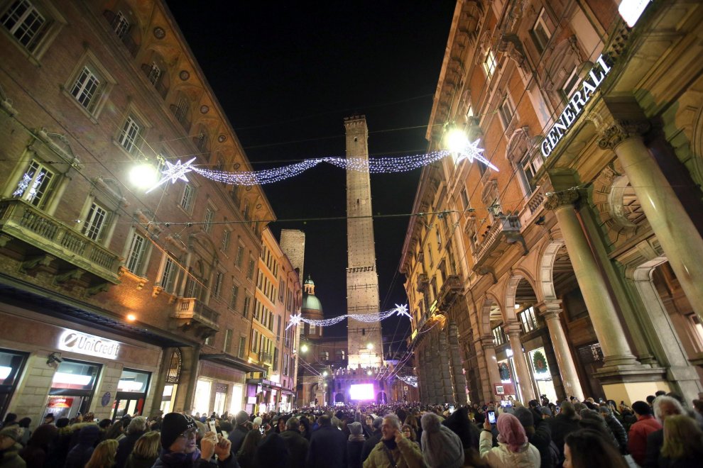GiuliaMongardi's tweet photo. Nuova illuminazione [permanente] delle #duetorri Garisenda e Asinelli #bellabologna @Twiperbole @BolognaWelcome https://t.co/JXnTFfFwsn