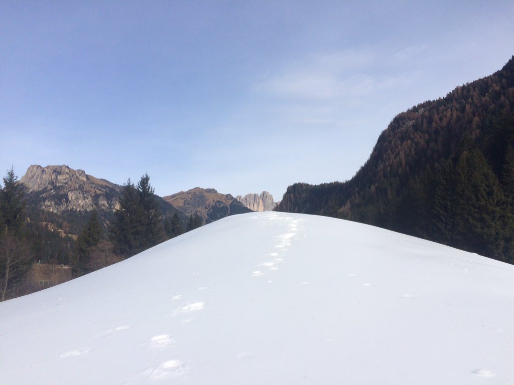 Montagne di #neve in <a href="/valdifassa/">Val di Fassa</a> e piste da sci ormai pronte per l'imminente apertura della stagione #trentinoneve