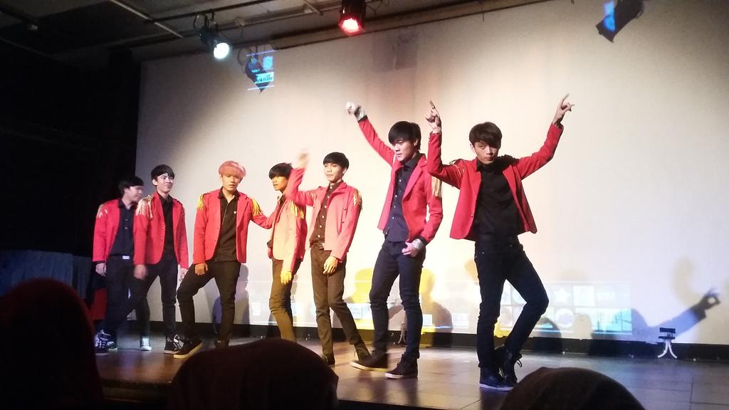 <a href="/Superior_HMD/">SUPERIOR</a> perform ^^ love sign buat donghae nya kak Rey ♥ 🔫 😂 #DevilGathELFBandung <a href="/ELF_bandung/">Everlasting Friends</a>