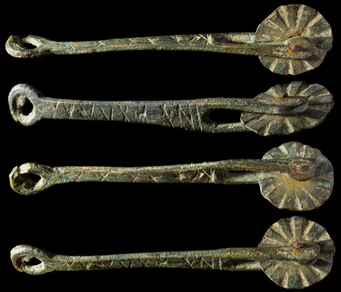 Pythika's tweet photo. Roman pizza cutters. Or perhaps pasty crimpers. 4th-7th centuries AD.
https://t.co/ohkfDnHGSZ https://t.co/DtDfUi1EGz