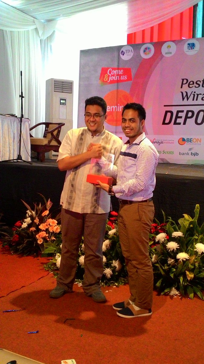#PWDepok2015 Penyerahan plakat kepada Kang Rendy cc: <a href="/TDAdepok/">TDA Depok</a> @pestawirausaha