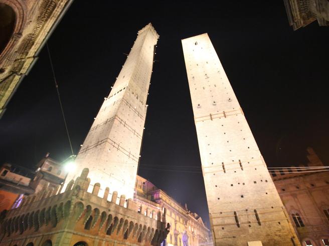 Corriere's tweet photo. Bologna, ora  le Torri splendono  https://t.co/LrdwRV2vxf https://t.co/myDv77f1Jw