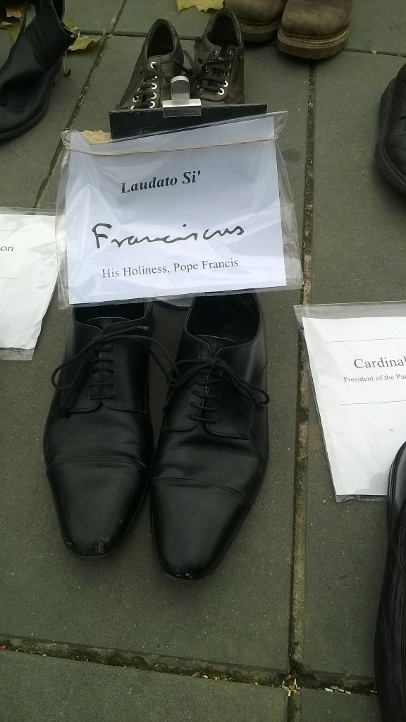 A #République, même les chaussures du Pape ont été déposées pour participer à la marche contre le climat! #Cop21