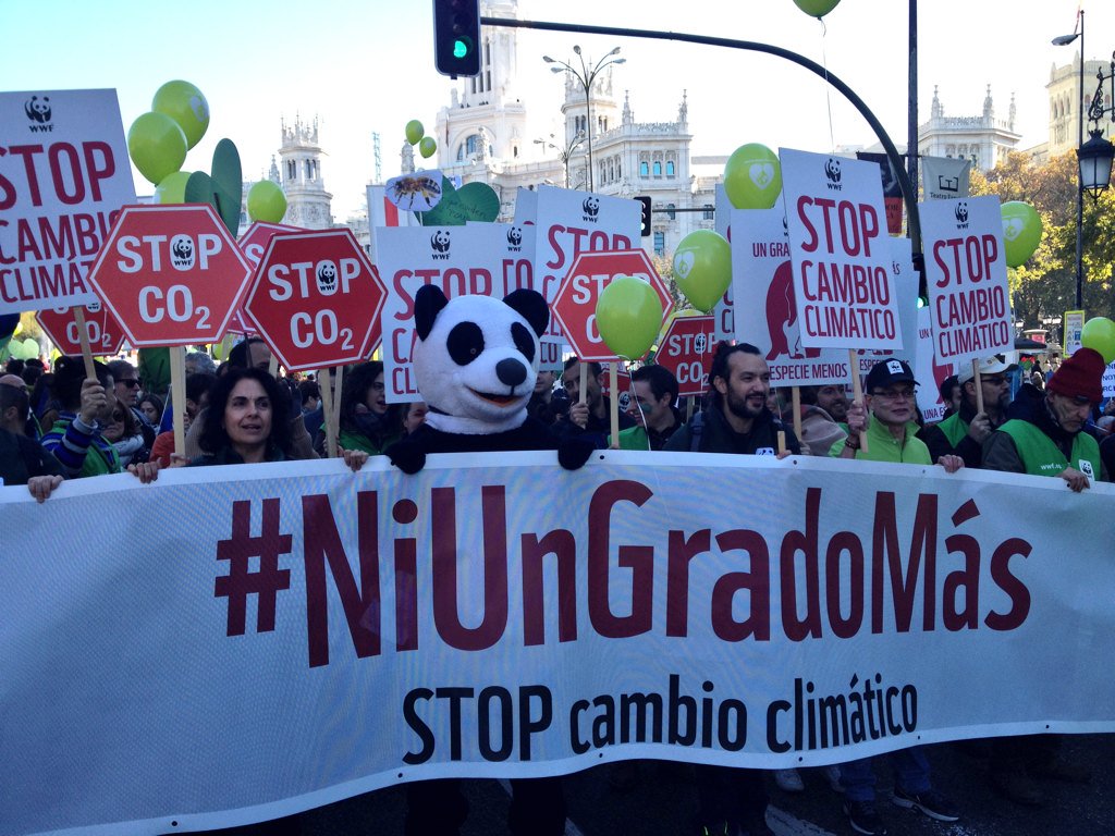 WWFespana's tweet photo. Ya está en marcha la pancarta de WWF en la calle Alcalá! #NiUnGradoMás #climatemarch https://t.co/N9ImhwiCav