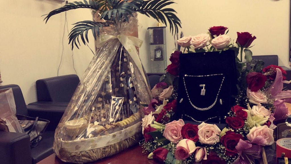 haade_2's tweet photo. بكل الحب و الوفاء تحتفل منسوبات الابتدائية الثانية في حداء بقائدة المدرسة أ/ عزيزه الهاشمي❤️ https://t.co/8KPR0wFJez
