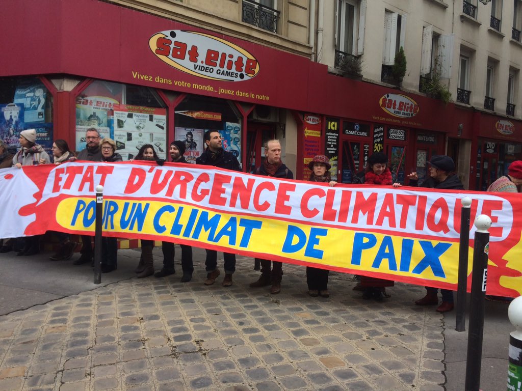 PDurandOfficiel's tweet photo. La chaine humaine pour le #Climat est en place . Changeons le système pas le Climat #climatmarch https://t.co/bGSSOmVjtU