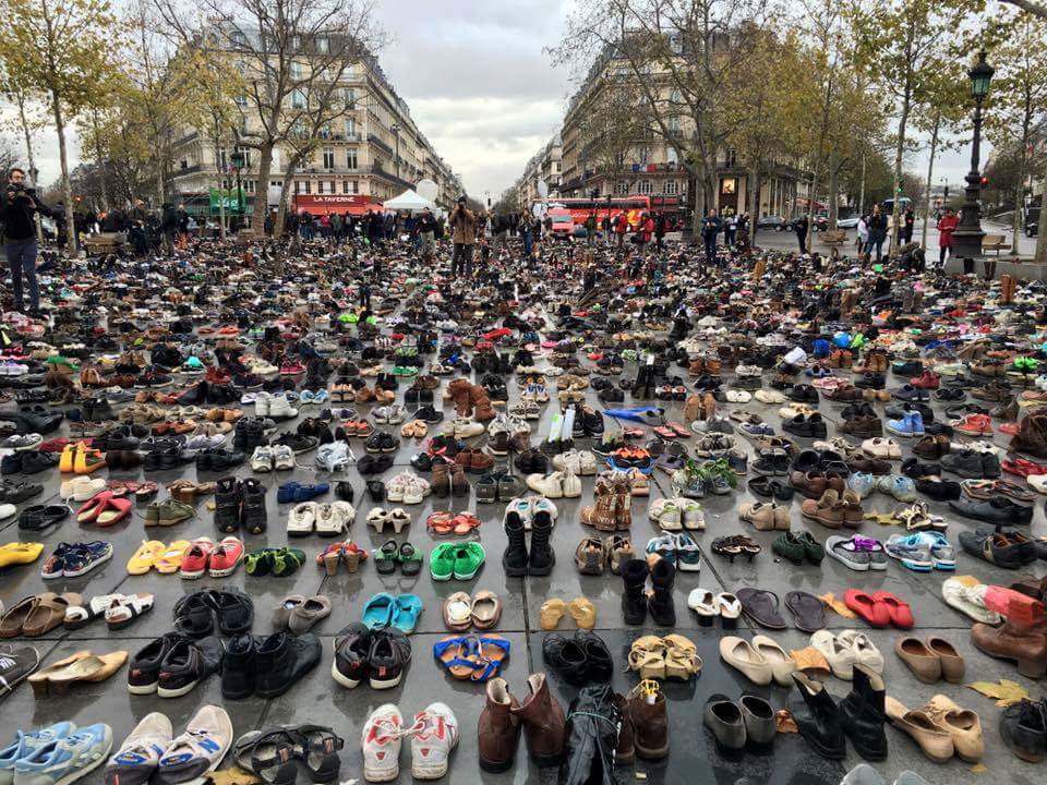 LaurentAllias's tweet photo. Aujourd'hui place de la République, les parisiens n'ont pas le droit de manifester. Voici leur réponse. https://t.co/XCGtZuB48Q