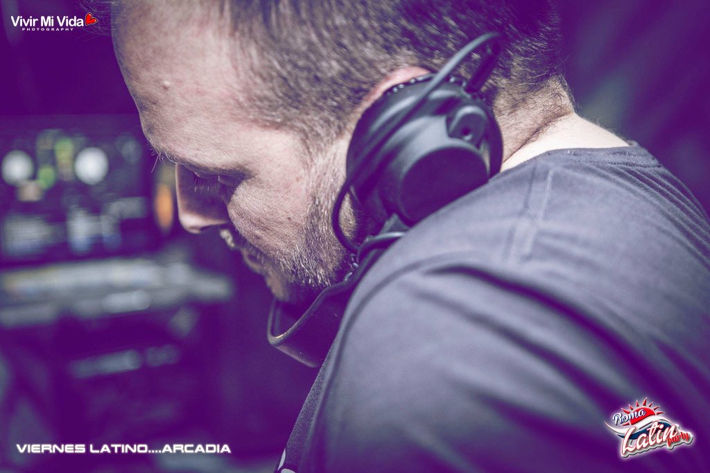 sasadj_com's tweet photo. #Serato #Dj #cuffie #headphones @aiaiaiph #tma1 #djatwork #sasadj #fridaynight https://t.co/a5nbs8ARM8