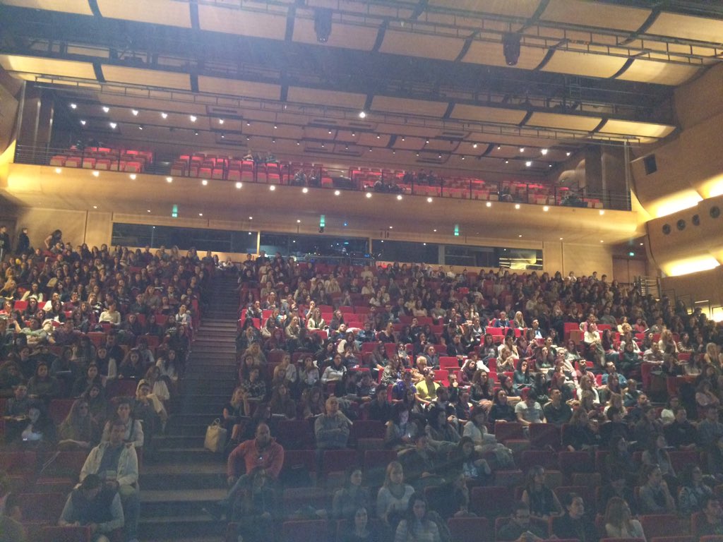 vicky_rdn's tweet photo. So excited to see a full room on a Sunday morning! #HDAconf2015 #diet #nutrition #congress #chair #obesity #lecture https://t.co/EGcHuEiEFJ