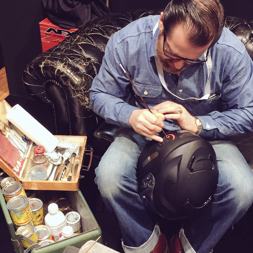LSDHBM_PARIS's tweet photo. Venez faire customiser votre casque sur le stand #OneClub ! #denstriping #salondelhomme #lsdhbm2015 #paris #art https://t.co/DF84eLfaKE